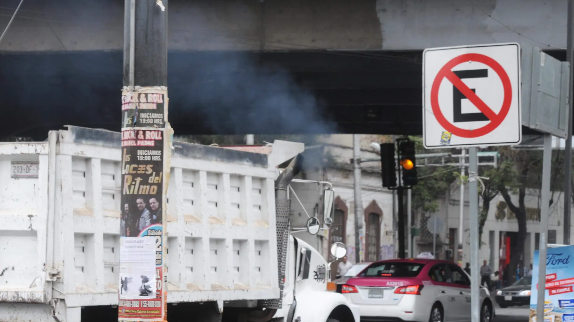 CAMIONES DE CARGA PESADA CONTAMINANDO (8)